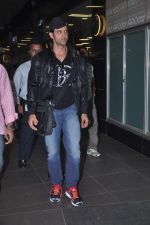 Hrithik Roshan snapped at airport in Mumbai on 20th April 2012 (8).JPG